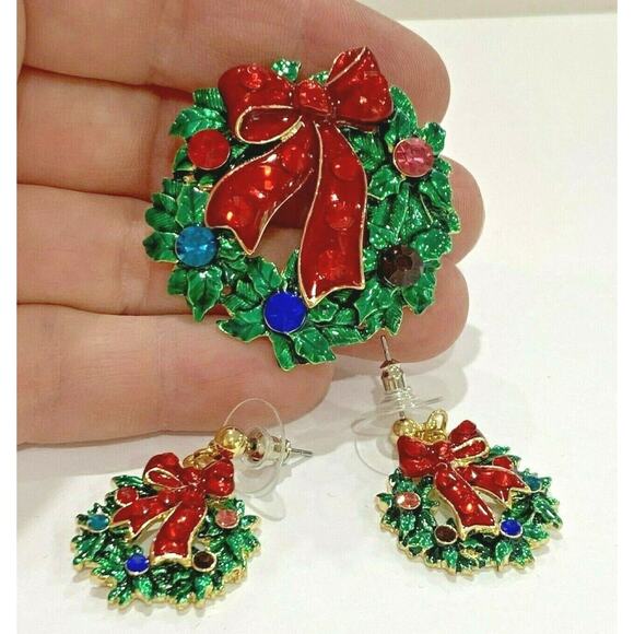 Christmas Jewelry Set Ornate Rhinestone Wreath Brooch Matching Pierced Earrings - Picture 3 of 4